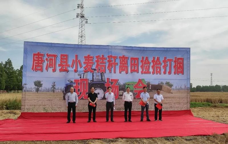 速來觀摩這場(chǎng)演示會(huì)看花溪玉田打捆機(jī)如何大顯身手